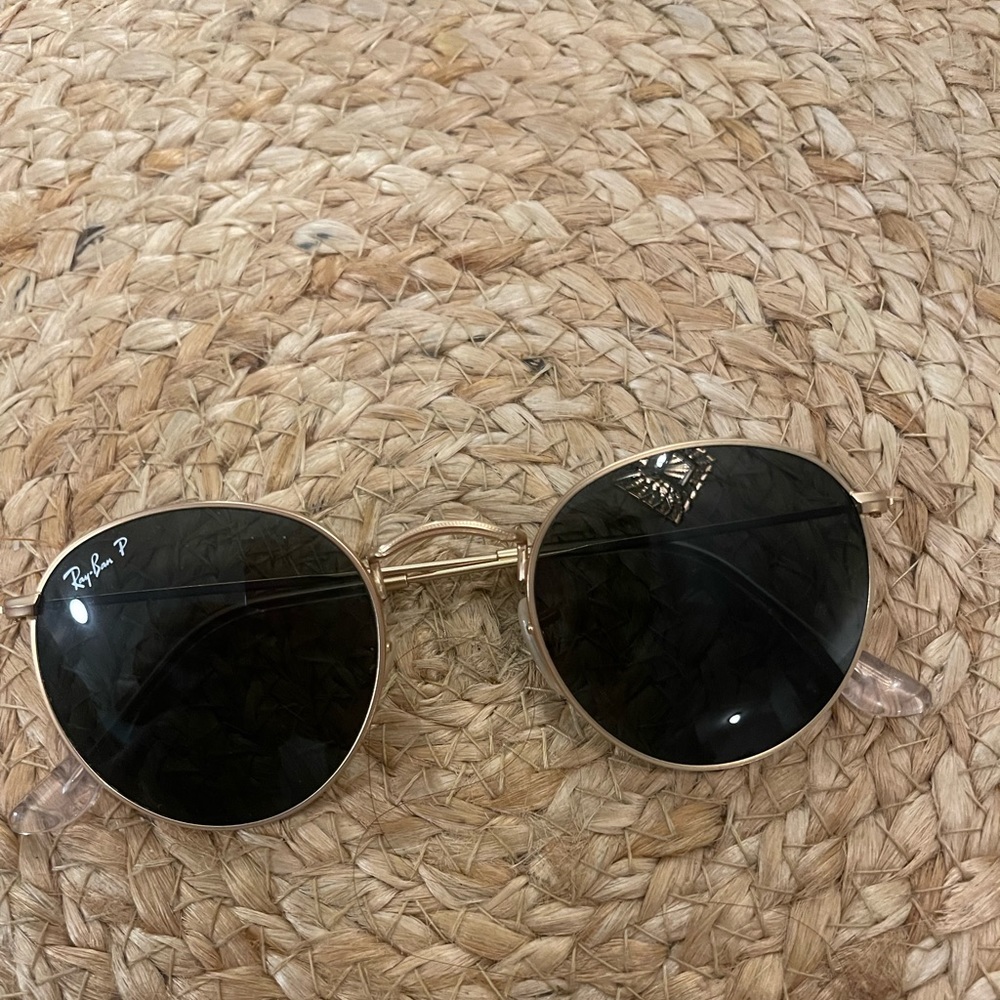 Never worn Ray Ban sun glasses